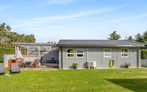 Kjartan - 1.2Km from the Sea: Grass, Roof, Siding, Land Lot, Garden Buildings, Shed, Plain, Cottage, Shade, Garden