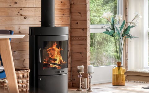 Jannus - 550M from the Sea: Hearth, Wood-Burning Stove, Home Appliance, Fireplace, Kitchen Appliance, Chair, Wood Stain, Living Room