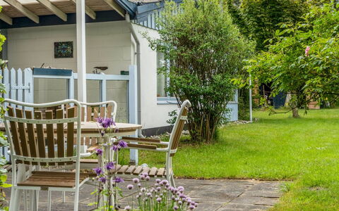 Lenard - 400M from the Sea: Garden, Shrub, Home, House, Cottage, Shade, Lawn, Backyard, Porch