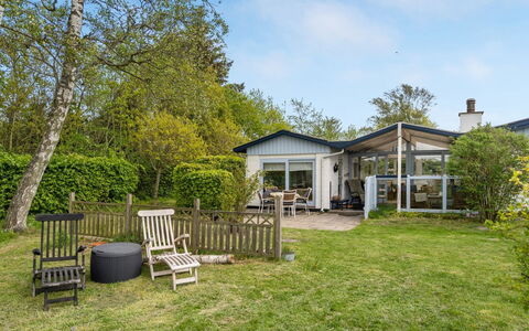 Lenard - 400M from the Sea: Residential Area, Shrub, House, Home, Garden, Estate, Shade, Landscaping, Lawn