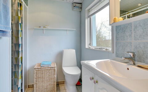 Lenard - 400M from the Sea: Plumbing Fixture, Bathroom, Flooring, Interior Design, Floor, Bathroom Sink, Sink, Toilet, Tap, Bathroom Cabinet