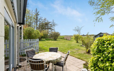 Lenard - 400M from the Sea: Grass, Shrub, Land Lot, Garden, Lawn, Groundcover, Cottage, Shade, Landscaping