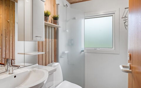 Farthin - 800M from the Sea: Interior Design, Flooring, Wall, Plumbing Fixture, Wood, Sink, Floor, Ceiling, Bathroom Sink, Bathroom