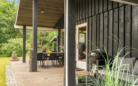 Farthin - 800M from the Sea: Wood, Porch, Home, Siding, Hardwood, Plank, Cottage, Deck, Wood Stain, Shade