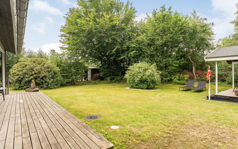 Farthin - 800M from the Sea: Shrub, Garden, Land Lot, Lawn, Groundcover, Cottage, Shade, Backyard, Landscaping, Yard