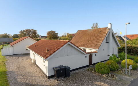 Hethin - 100M from the Sea: Grass, House, Roof, Home, Cottage, Shrub, Land Lot, Rural Area, Farmhouse, Groundcover