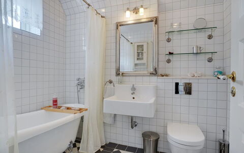 Tamer - 500M to the Fjord: Plumbing Fixture, Bathroom, Plumbing, Sink, Tap, Bathroom Sink, Tile, Apartment, Toilet, Toilet Seat