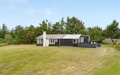 Githa - 100M to the Fjord: Blue, Shrub, Cottage, Groundcover, Garden, Estate, Shade, Landscaping, Farmhouse, Eco Hotel