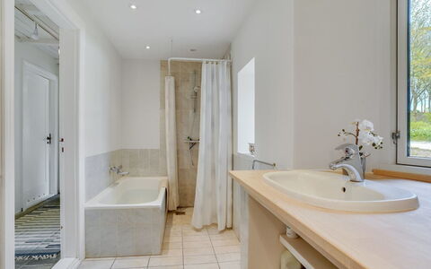 Nella - 1.2Km from the Sea: Bathroom, Flooring, Floor, Plumbing Fixture, Wall, Interior Design, Bathtub, Tap, Ceiling, Sink