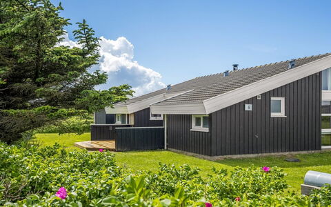 Ellen - 289M from the Sea: Grass, Architecture, Home, Groundcover, Cottage, Garden, Lawn, Meadow, Estate, Yard