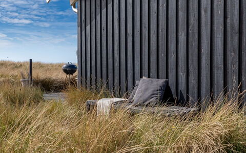 Stintje - 20M from the Sea: Building, House, Window, Home, Roof, Residential Area, Shrub, Cottage, Land Lot