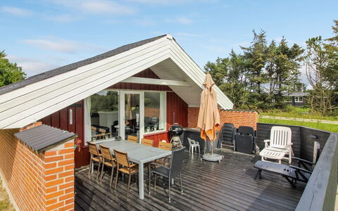Halli - 700M from the Sea: Swimming Pool, Resort Town