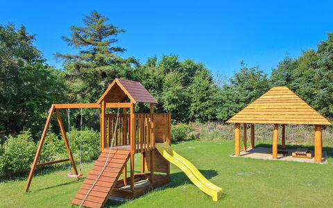 Halli - 700M from the Sea: Swimming Pool, Resort Town