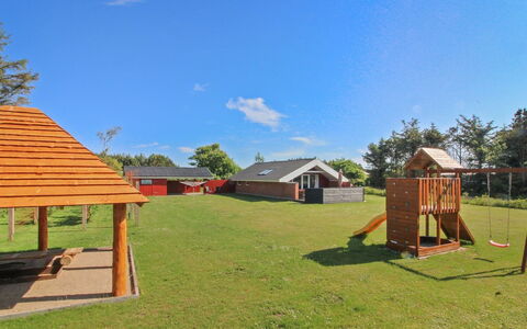 Halli - 700M from the Sea: Swimming Pool, Resort Town