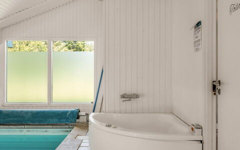 Franka - 950M from the Sea: Flooring, Floor, Interior Design, Wood, Ceiling, Plumbing Fixture, Bathtub, Composite Material, Room, Bathroom