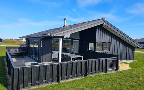 Auvo - 600M from the Sea: House, Home, Residential Area, Roof, Cottage, Land Lot, Estate, Yard, Garden, Siding