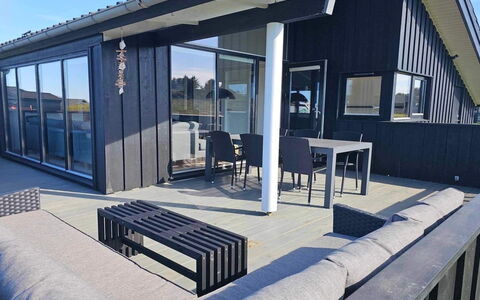 Auvo - 600M from the Sea: House, Home, Residential Area, Roof, Cottage, Land Lot, Estate, Yard, Garden, Siding