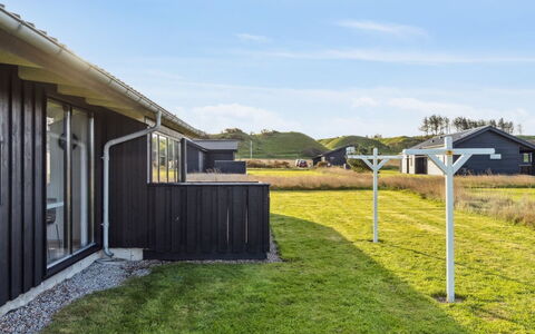 Auvo - 600M from the Sea: House, Home, Residential Area, Roof, Cottage, Land Lot, Estate, Yard, Garden, Siding