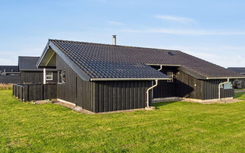 Auvo - 600M from the Sea: House, Home, Residential Area, Roof, Cottage, Land Lot, Estate, Yard, Garden, Siding