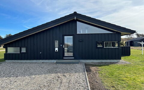 Auvo - 600M from the Sea: House, Home, Residential Area, Roof, Cottage, Land Lot, Estate, Yard, Garden, Siding