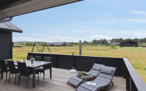 Fader - 950M from the Sea: Vegetation, Shrub, Spring, Cottage, Garden, Shade, Backyard, Yard, Chair