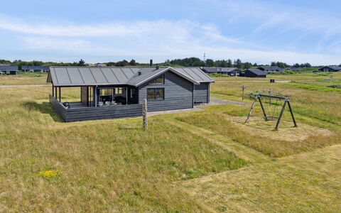 Fader - 950M from the Sea: Vegetation, Shrub, Spring, Cottage, Garden, Shade, Backyard, Yard, Chair