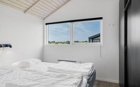 Frejdis - 1.1Km from the Sea: Siding, Daylighting, Bedroom, Bedding, Bed
