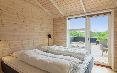 Heriest - 1.2Km from the Sea: Wood, Hardwood, Plank, Bed Frame, Wood Stain, Bedroom, Bed, Hotel
