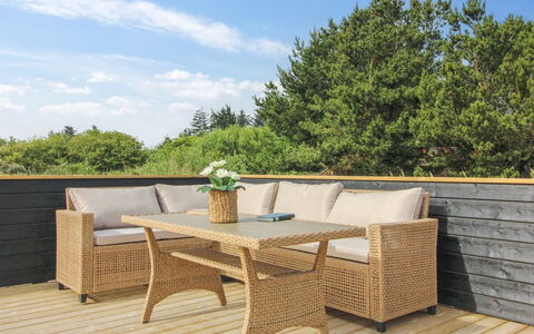 Heriest - 1.2Km from the Sea: Residential Area, Roof, Suburb, Driveway, Estate, Chimney
