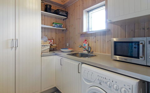 Othelia - 1.8Km from the Sea: Washing Machine, Major Appliance, Wood, Flooring, Interior Design, Clothes Dryer, Countertop, Floor, Laundry Room, Kitchen