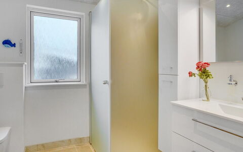 Djuna - 200M from the Sea: Wall, Flooring, Floor, Plumbing Fixture, Interior Design, Bathroom, Ceiling, Plumbing, Room, Bathroom Cabinet