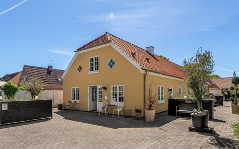 Viivi - 900M from the Sea: Building, Window, House, Residential Area, Roof, Home, Facade, Cottage, Door, Human Settlement