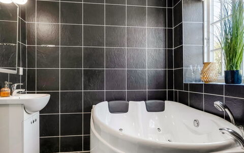 Viivi - 900M from the Sea: Bathroom, Plumbing Fixture, Interior Design, Flooring, Bathtub, Floor, Plumbing, Tap, Sink, Lighting