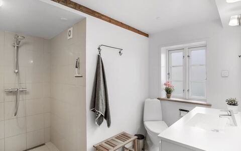 Juhana - 150M from the Sea: Flooring, Wall, Interior Design, Plumbing Fixture, Floor, Bathroom, Ceiling, Tap, Plumbing, Home