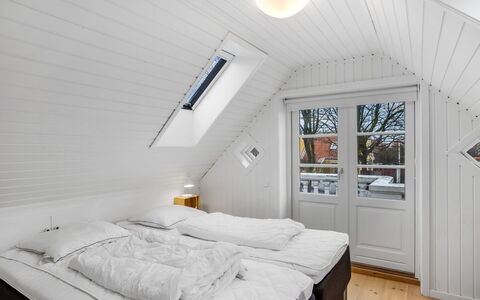 Juhana - 150M from the Sea: Wood, Home, Cottage, Hardwood, Bedroom, Plank, Wood Stain, Freezing, Daylighting, Bed