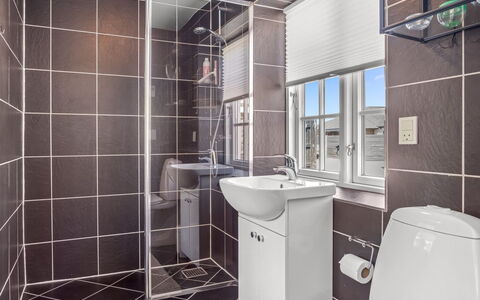 Murtuz - 900M from the Sea: Bathroom, Plumbing Fixture, Flooring, Interior Design, Floor, Toilet, Ceiling, Plumbing, Toilet Seat, Composite Material
