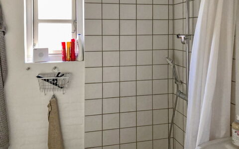 Fulla - 1.1Km from the Sea: Wall, Bathroom, Plumbing Fixture, Flooring, Interior Design, Floor, Plumbing, Tile, Room, Tap