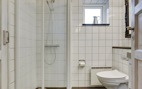 Jantje - 500M from the Sea: Bathroom, Toilet Seat, Plumbing Fixture, Wall, Toilet, Flooring, Floor, Interior Design, Plumbing, Tile