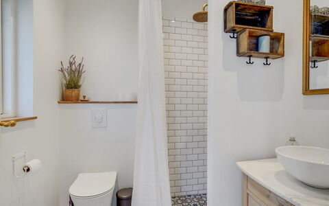 Sylwia - 800M from the Sea: Bathroom, Wall, Interior Design, Plumbing Fixture, Flooring, Floor, Mirror, Toilet, Tap, Home