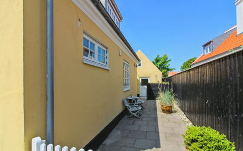 Ilselil - 500M from the Sea: Wall, Residential Area, Home, Composite Material, Slope, Driveway, Shade, Paint, Walkway, Yard