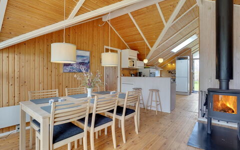 Norna - 300M from the Sea: House, Home, Residential Area, Roof, Cottage, Land Lot, Estate, Yard, Garden, Siding