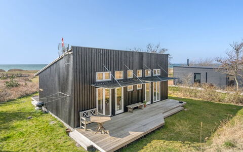 Malte - 75M from the Sea: Grass, Shrub, House, Garden, Home, Cottage, Land Lot, Lawn, Groundcover