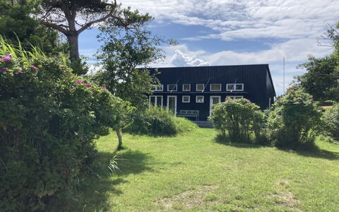 Malte - 75M from the Sea: Grass, Shrub, House, Garden, Home, Cottage, Land Lot, Lawn, Groundcover