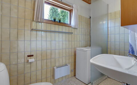 Hege - 450M from the Sea: Flooring, Wall, Wood, Floor, Interior Design, Ceiling, Plumbing Fixture, Room, Plumbing, Bathroom