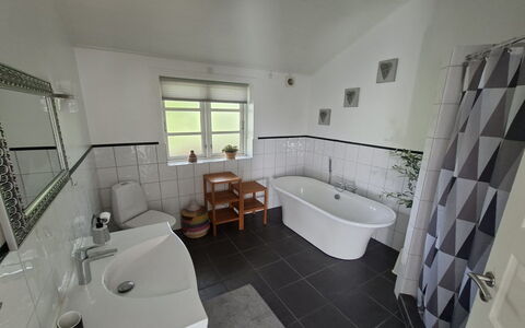 Amon - 670M from the Sea: Flooring, Plumbing Fixture, Interior Design, Floor, Bathroom, Tap, Plumbing, Bathtub, Ceiling, Tile