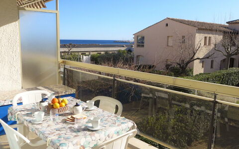 Cavalaire 180: Property, Building, Restaurant, Real Estate, Room, Apartment, House, Vacation, Sky, Balcony