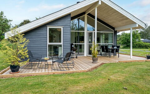 Luukas - 150M from the Sea: Apartment, Shade, Balcony, Chair, Fence, Outdoor Furniture, Aluminium, Artificial Turf