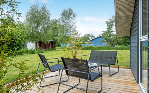 Luukas - 150M from the Sea: Apartment, Shade, Balcony, Chair, Fence, Outdoor Furniture, Aluminium, Artificial Turf
