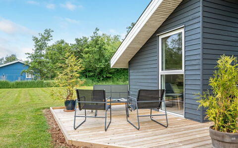 Luukas - 150M from the Sea: Apartment, Shade, Balcony, Chair, Fence, Outdoor Furniture, Aluminium, Artificial Turf