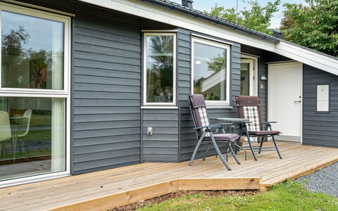 Luukas - 150M from the Sea: Apartment, Shade, Balcony, Chair, Fence, Outdoor Furniture, Aluminium, Artificial Turf